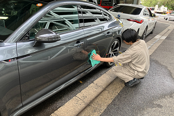 ボディーの拭き上げをしている写真